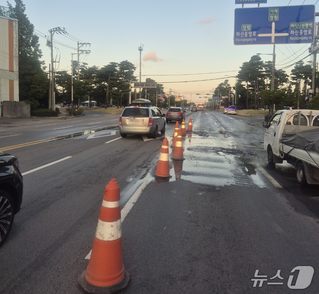 11일 부산 사하구 신평동 상수도관 누수 현장.(사하경찰서 제공. 재판매 및 DB 금지)