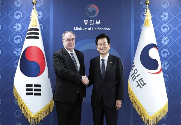 정동영 통일부 장관이 11일 오후  서울 종로구 정부서울청사에서 제프 로빈슨 주한 호주대사와 접견하고 있다. (통일부 제공)