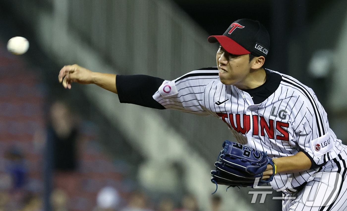 11일 오후 서울 송파구 잠실야구장에서 열린 프로야구 &#39;2025 신한 SOL뱅크 KBO 리그&#39; kt 위즈와 LG 트윈스의 경기 9회초 LG 박명근이 역투하고 있다. 2025.9.11/뉴스1 ⓒ News1 박정호 기자