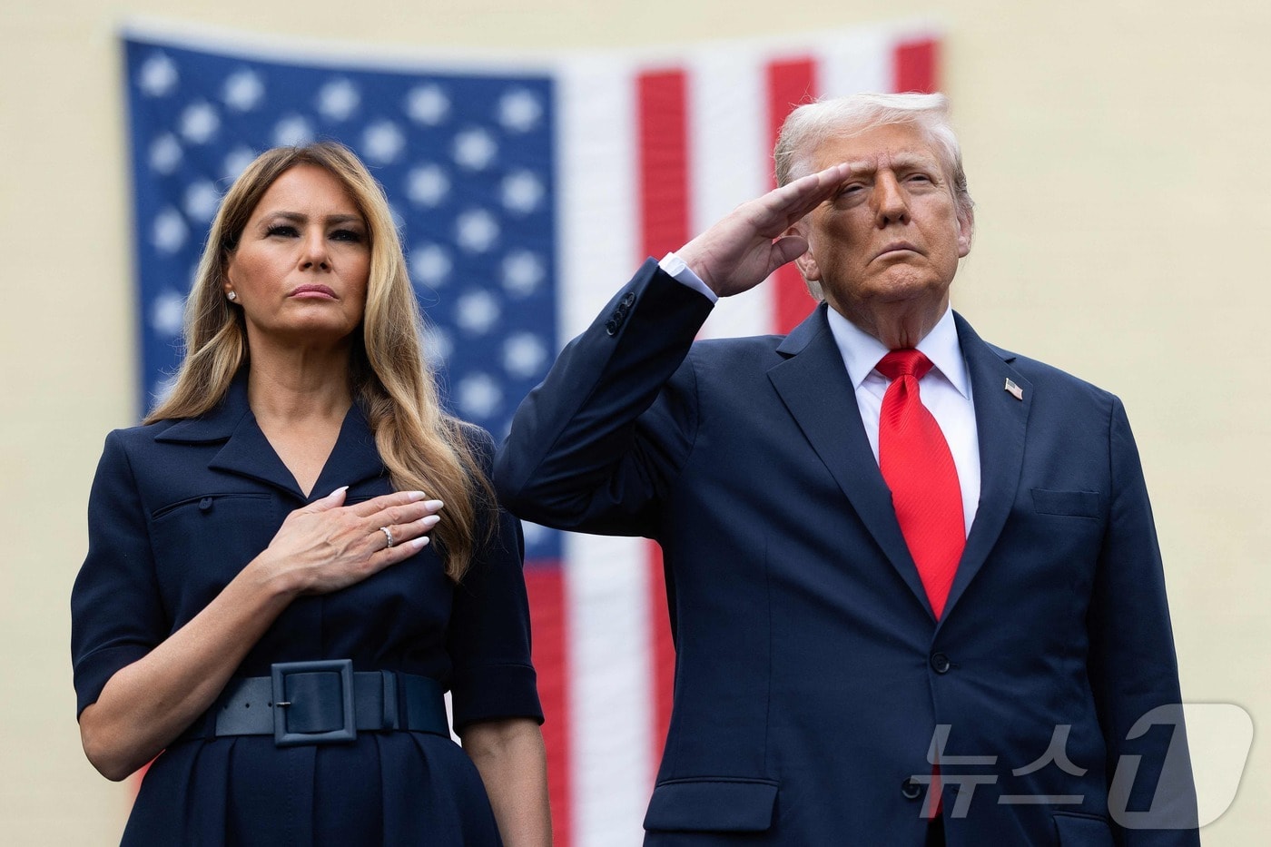 11일(현지시간) 펜타곤에서 열린 9·11 추모 행사에서 도널드 트럼프 미국 대통령이 영부인 멜라니아 트럼프 여사와 함께 경례하고 있다. 이날은 약 3000명의 목숨을 앗아간 9·11 테러 발생 24주기가 되는 날이다. 2025.09.11. ⓒ AFP=뉴스1 ⓒ News1 윤다정 기자