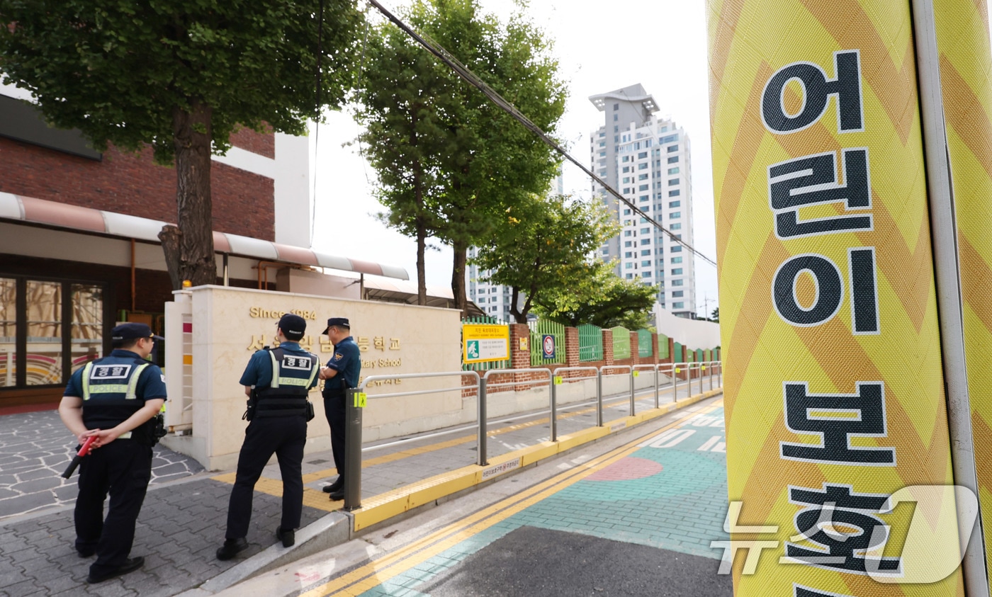 서울 광진구 양남초등학교 입구에서 경찰들이 예방순찰을 실시하고 있다.  2025.9.12/뉴스1 ⓒ News1 박지혜 기자