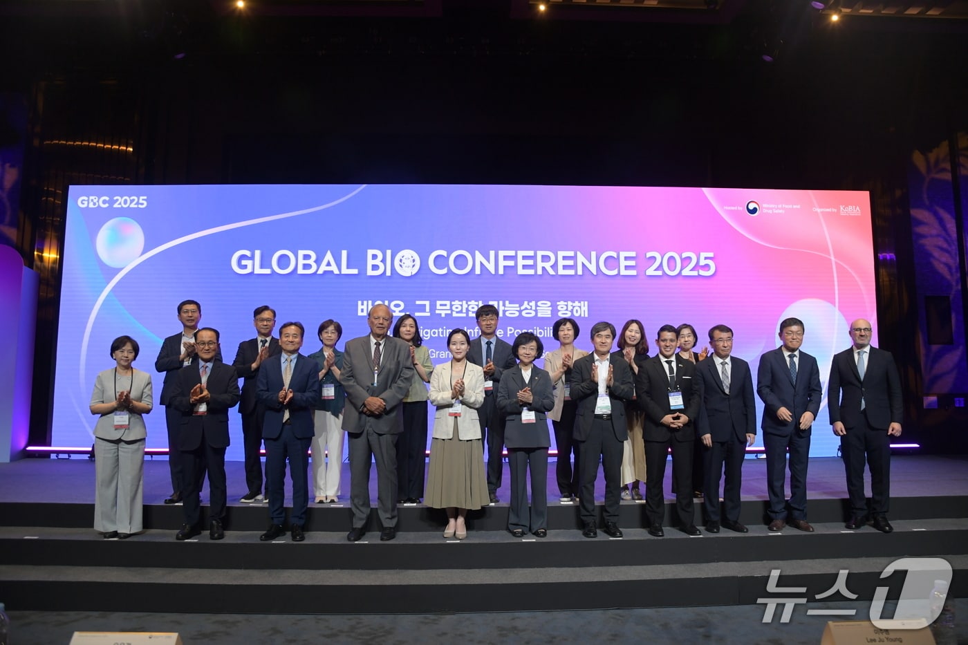 식품의약품안전처는 3~5일 서울 파르나스에서 개최된 '2025 글로벌 바이오 콘퍼런스'(GBC)에 전 세계 의약품 규제당국, 업계, 학계 등 약 4530명이 참석했다고 밝혔다. 사진은 GBC 개막식 모습.(식품의약품안전처 제공)