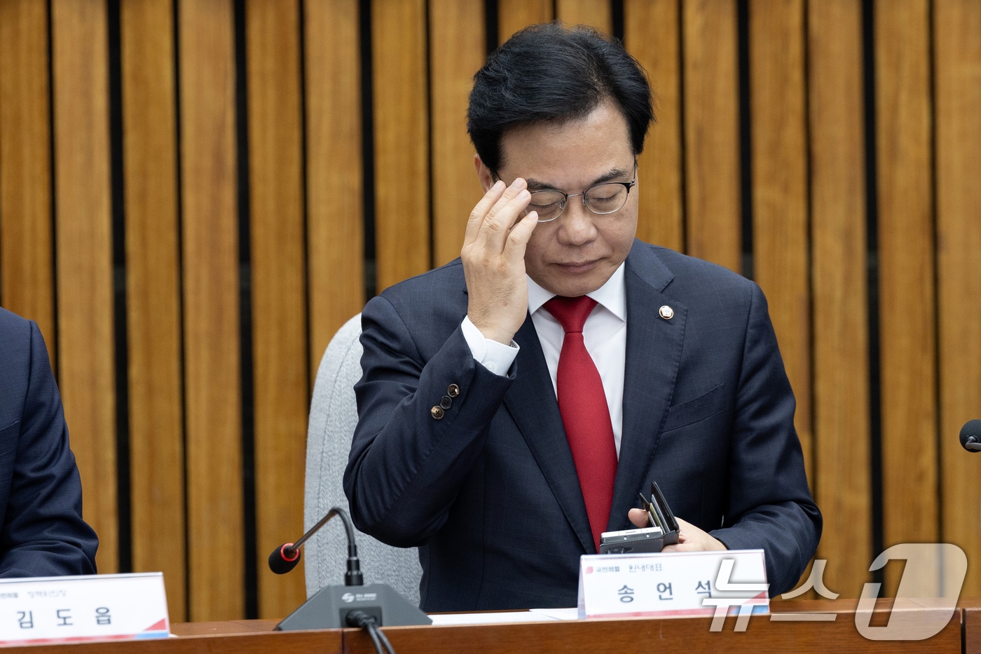 송언석 국민의힘 원내대표가  서울 여의도 국회에서 열린 '이재명 정부 100일 국정 파탄 실정 토론회'에 참석해 안경을 고쳐쓰고 있다. 2025.9.12/뉴스1 ⓒ News1 이승배 기자