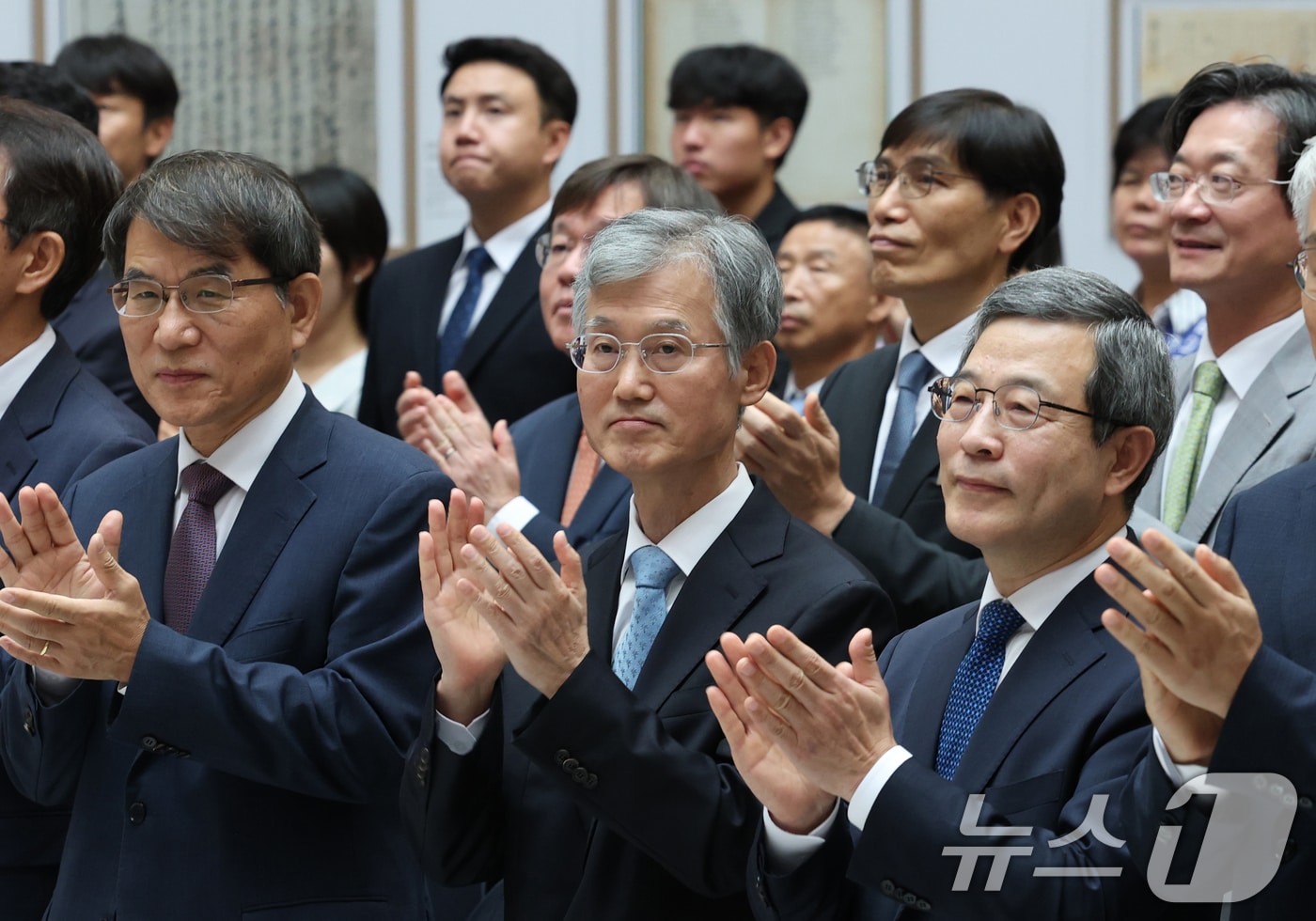 조희대 대법원장(가운데)이 12일 오전 서울 서초구 대법원에서 열린 '2025 대한민국 법원의 날 기념식'에서 박수를 치고 있다. 2025.9.12/뉴스1 ⓒ News1 김영운 기자