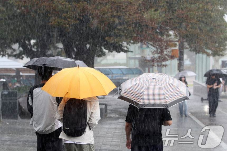 가을비가 요란하게 내리는 9일 오후 경북 경산시 영남대 앞에서 우산을 쓴 학생들이 발걸음을 재촉하고 있다. 2025.9.9/뉴스1 ⓒ News1 공정식 기자