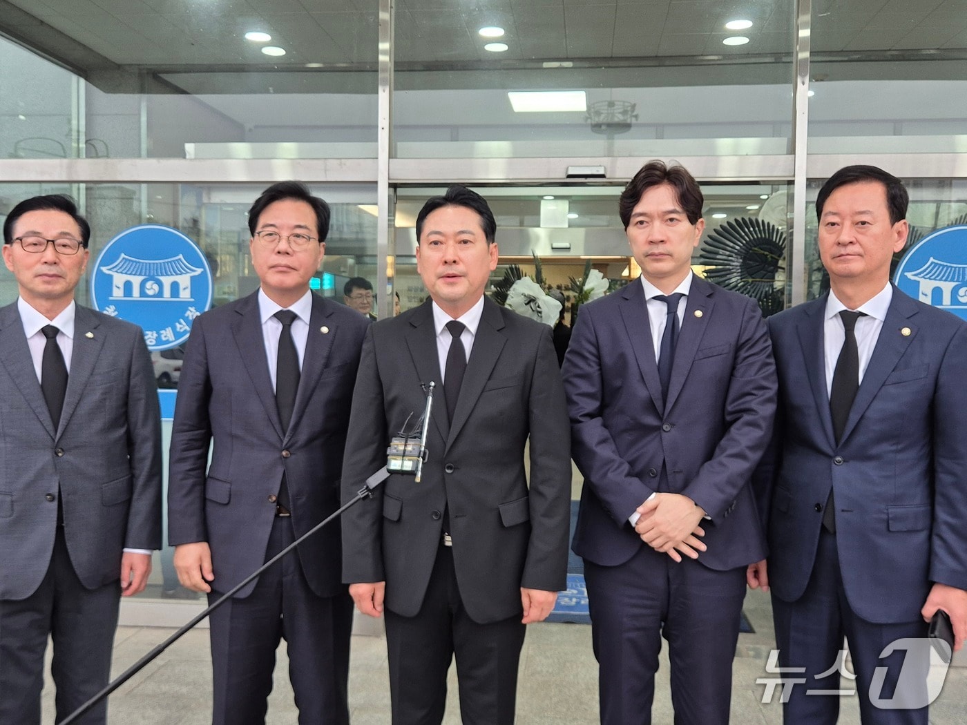 장동혁 국민의힘 당대표(사진 가운데)가 故 이재석 경사의 넋을 기린 뒤 발언하고 있다/뉴스1