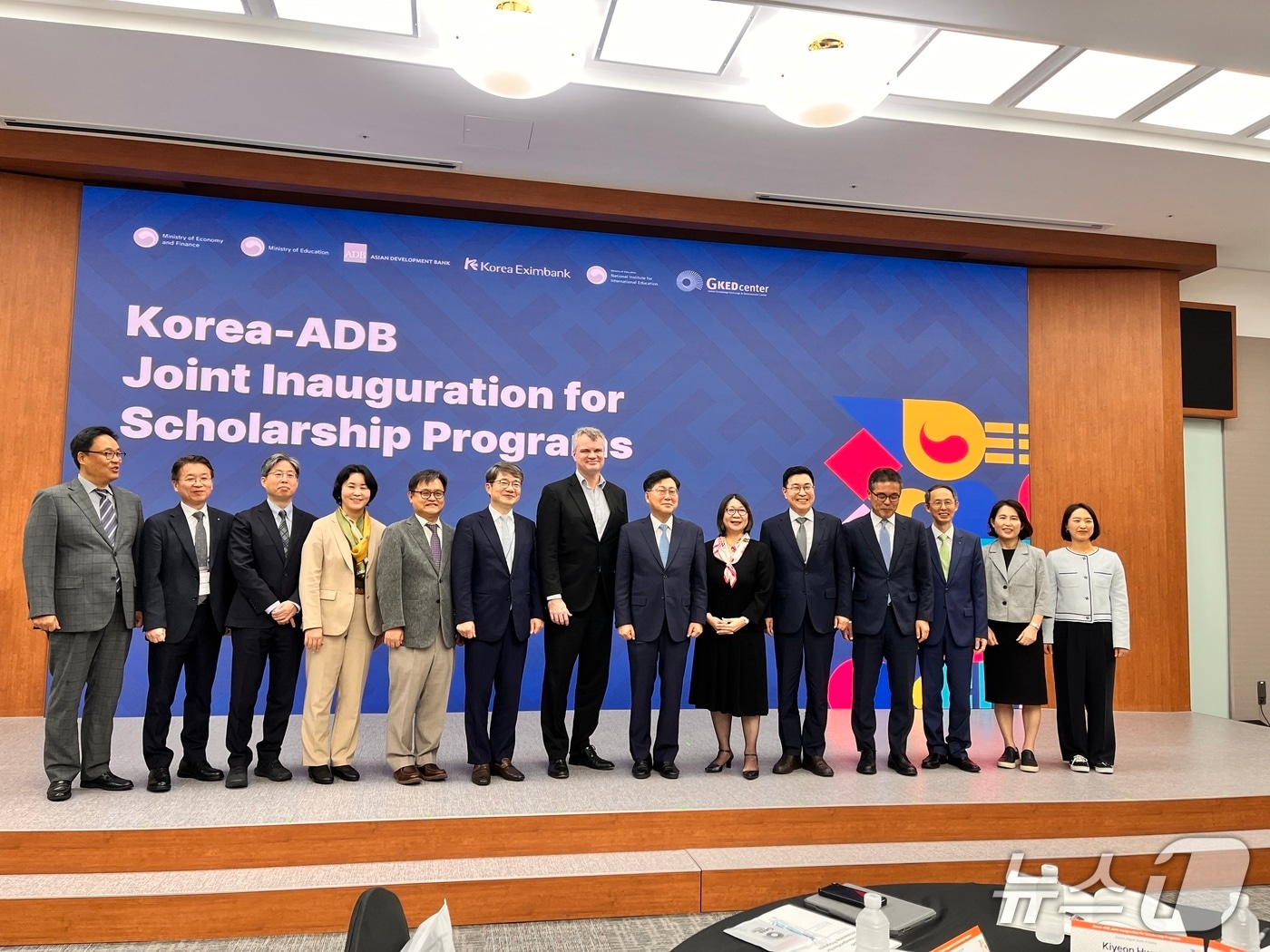 교육부는 지난 12일 서울 동대문구 한국개발연구원 글로벌지식협력센터에서 '한국-아시아개발은행 공동 장학 프로그램 환영 행사'를 열었다.(교육부 제공)