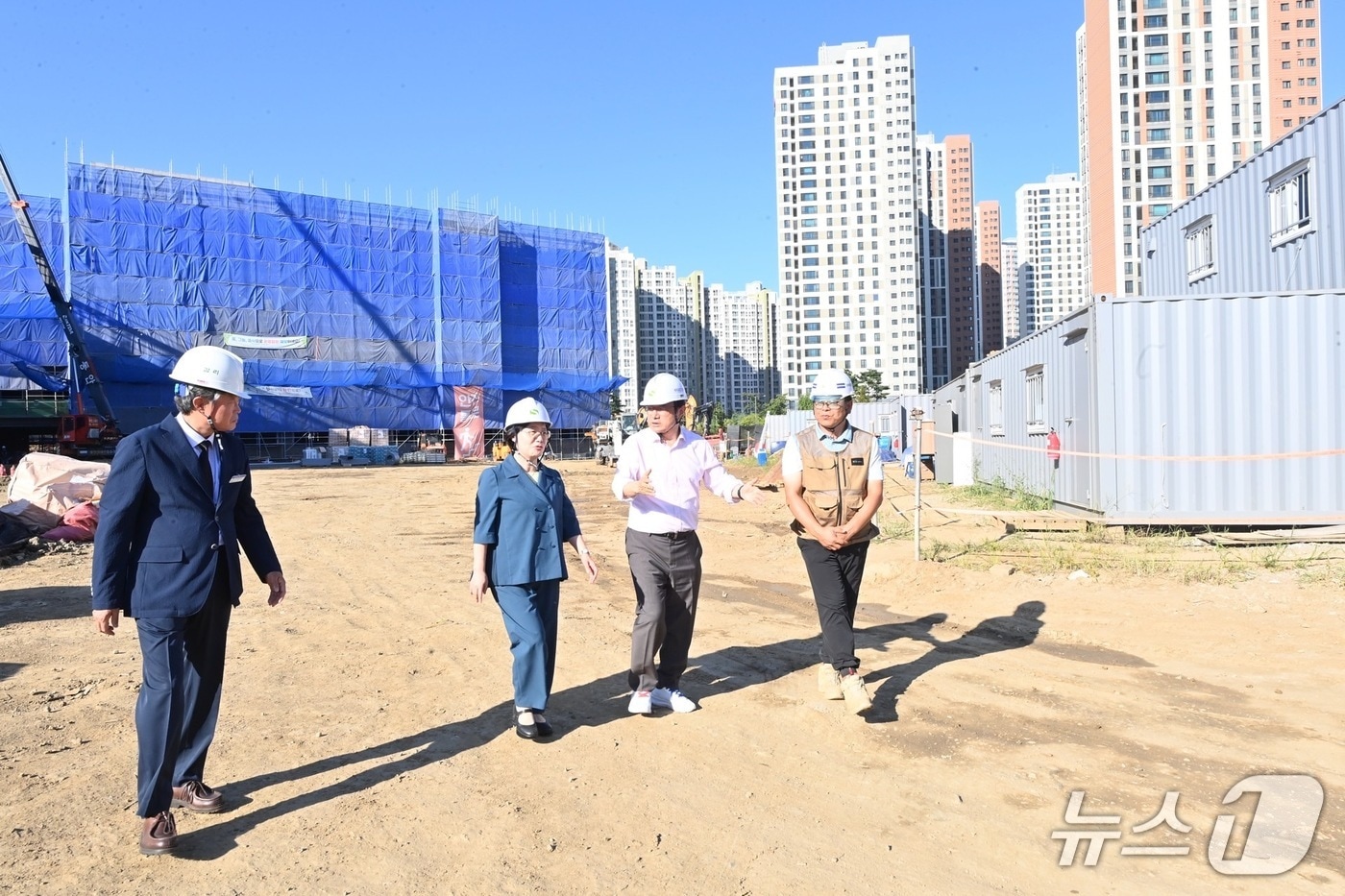 이현재 경기 하남시장이 미사5중 건설 현장을 방문해 공사 진행 상황을 점검하고 있다.