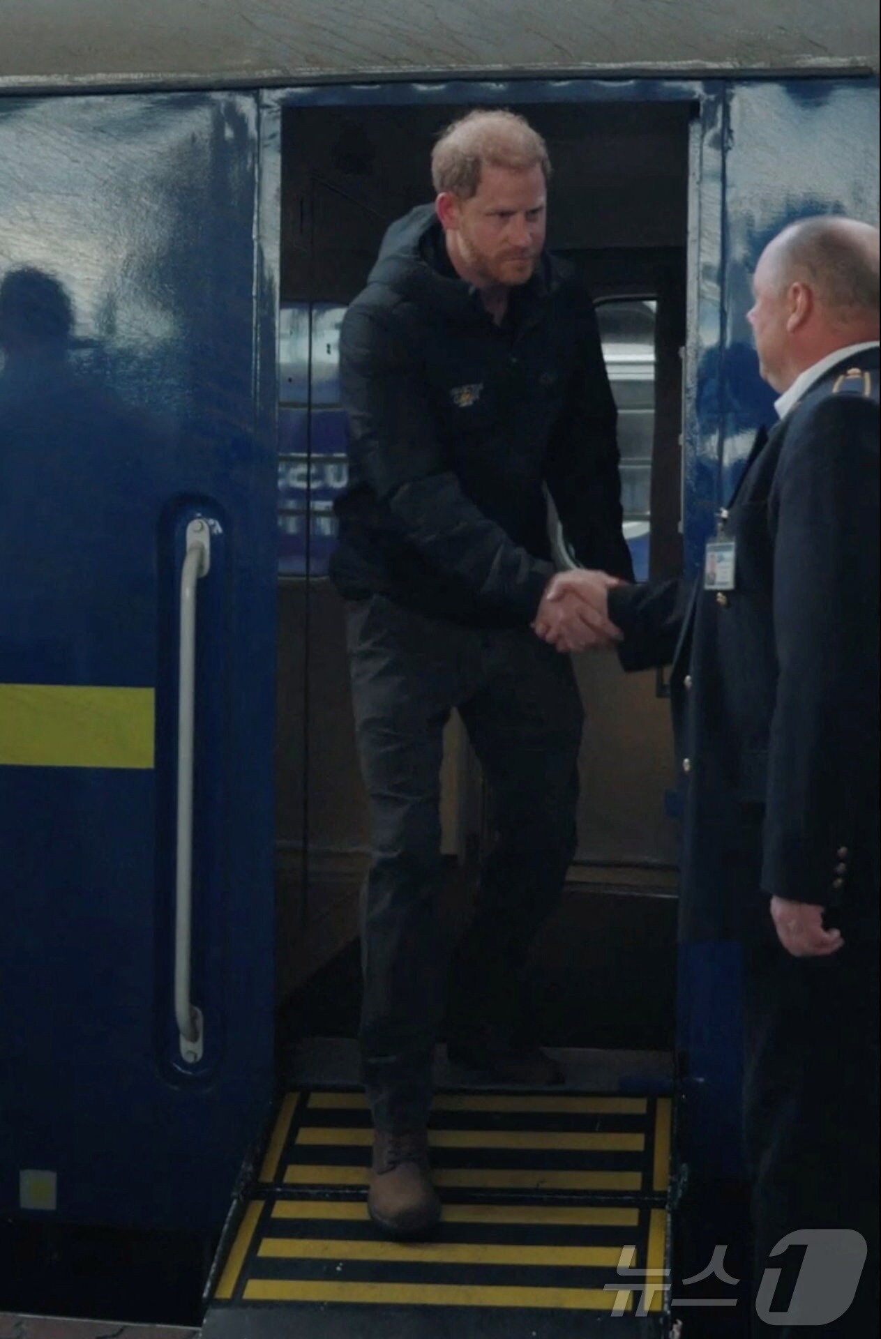 12일&#40;현지시간&#41; 우크라이나 키이우역에 도착한 영국 해리 왕자가 열차에서 내리며 철도 직원과 악수하고 있다. 2025.9.12ⓒ 로이터=뉴스1