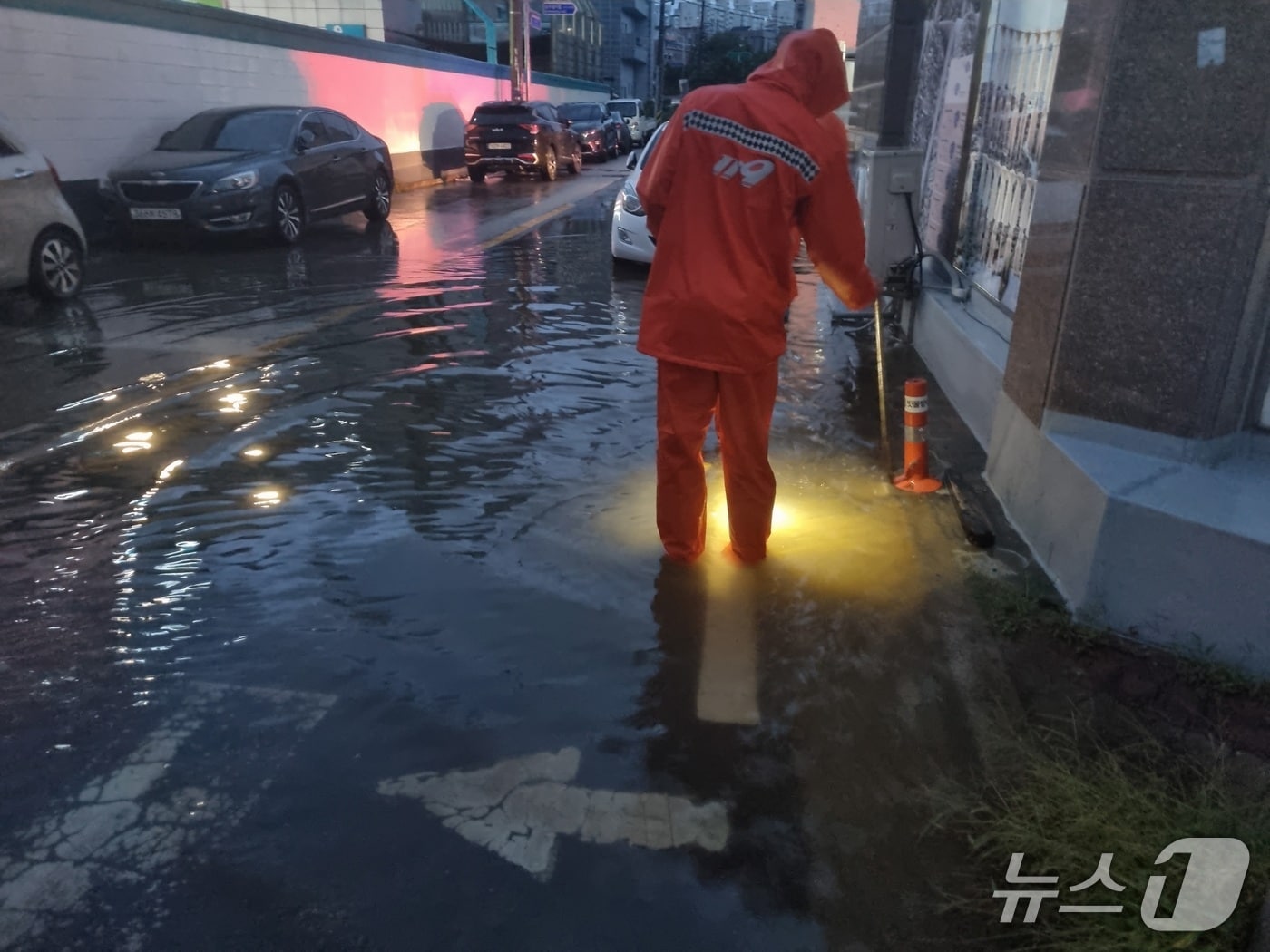 13일 새벽 내린 비로 군산시 수성동 한 도로가 침수되는 피해가 발생했다.&#40;소방제공. 재판매 및 DB금지&#41;2025.9.13/뉴스1