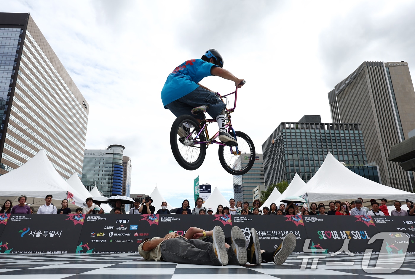 13일 서울 종로구 광화문광장에서 열린 2025 서울 익스트림 스포츠 페스티벌에서 흥겨운 BMX 무대가 펼쳐지고 있다. 2025.9.13/뉴스1 ⓒ News1 김민지 기자