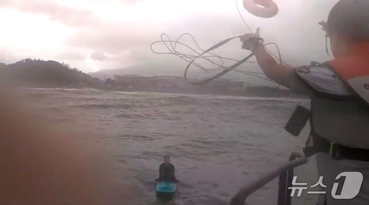 강원 양양군 현남면 인근 해양서 서핑하다 표류한 남성 구조하는 속초해경.(속초해경 제공, 재판매 및 DB금지)