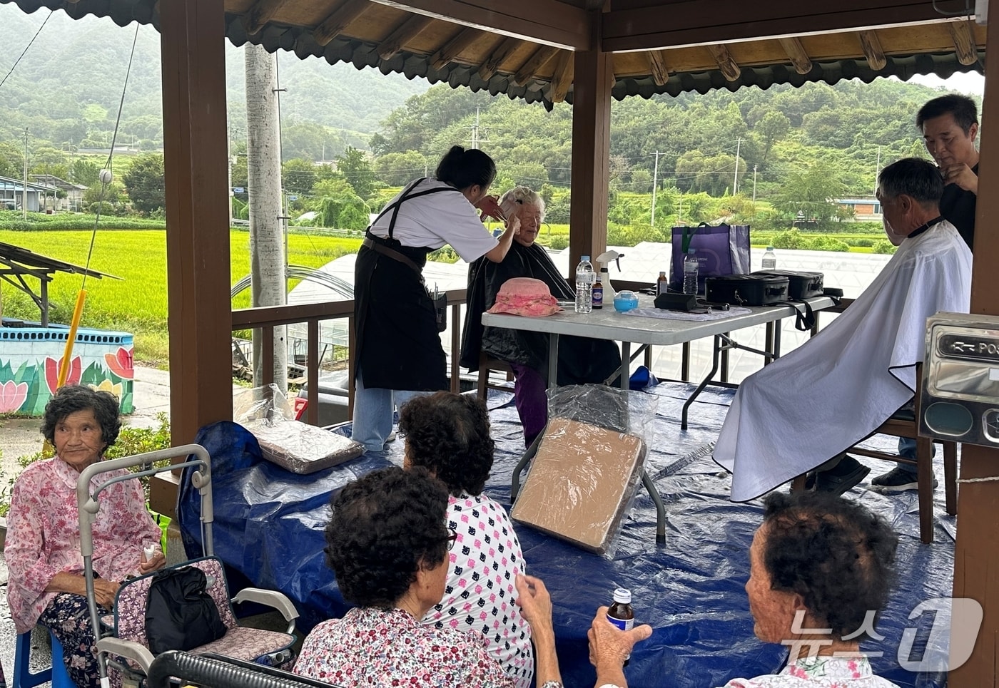 13일 충북 괴산군 청안면 조천1리에서 충북숙력기울인연합회 회원 등으로 구성한 어울림봉사단이 이미용 봉사를 하고 있다.(괴산군 제공, 재판매 및 DB금지)/뉴스1