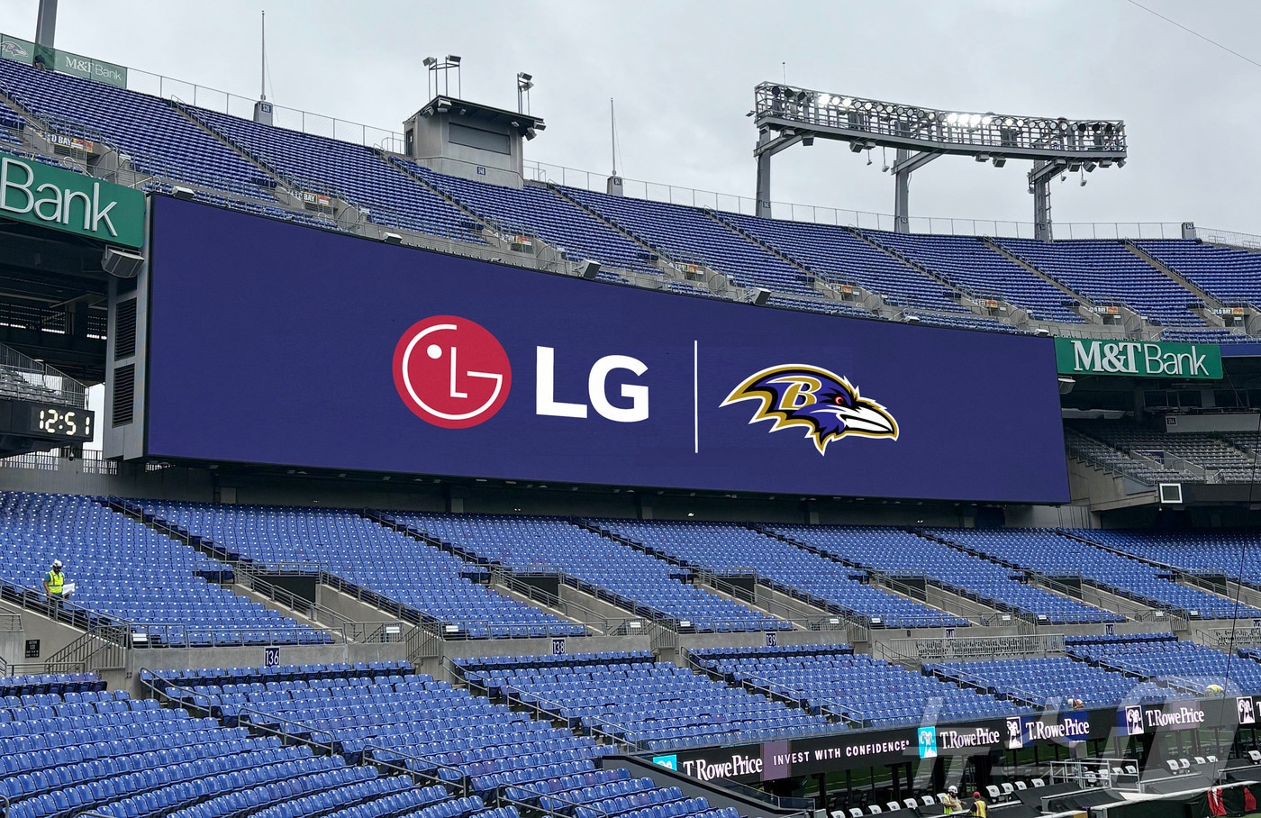 LG전자가 미국 프로풋볼리그(NFL) 구단 볼티모어 레이븐스과 파트너십을 맺고 내년 시즌까지 홈구장 M&T 뱅크 스타디움에 초대형, 초고화질 디지털 사이니지를 공급한다고 14일 밝혔다. 사진은 LG전자가 M&T 뱅크 스타디움에 설치하는 디지털 사이니지. (LG전자 제공. 재판매 및 DB 금지)