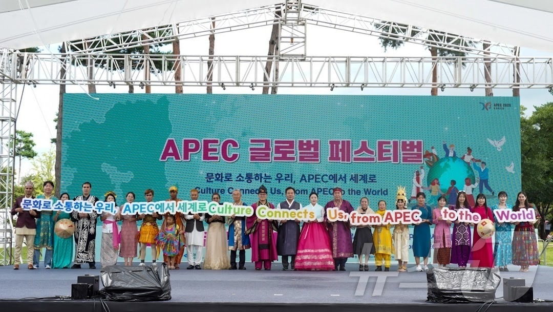 경북도는 14일 2025 APEC 정상회의 성공 개최 분위기를 높이기 위해 가을 축제장과 연계한 단체 관광 지원사업 ‘버스타고 경북관광’을 본격 추진한다(경북도 제공,재판매 및 DB 금지) /뉴스1