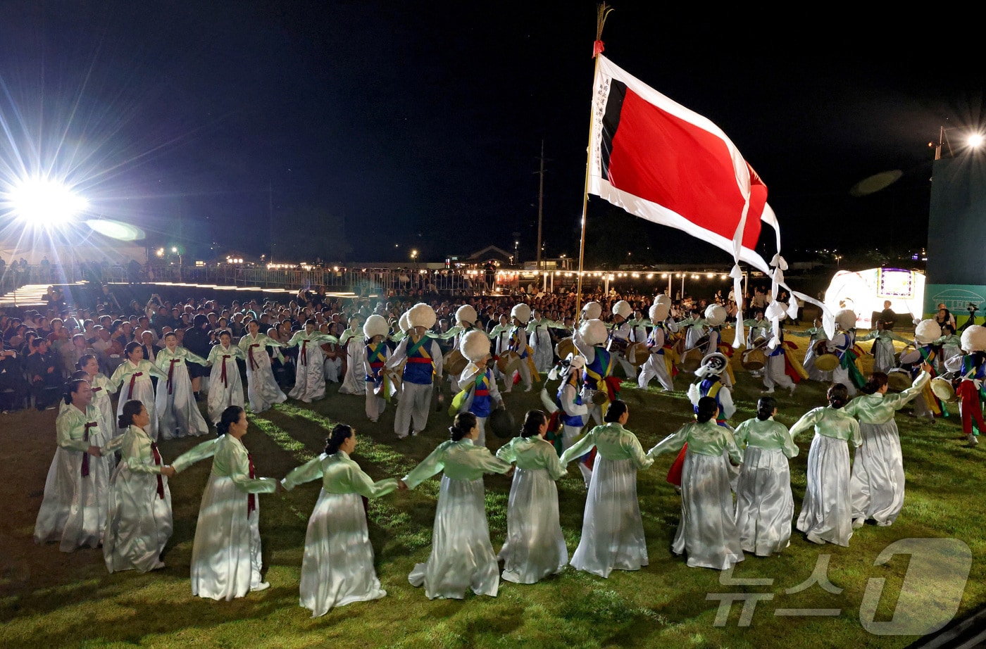 지난 12일 경주 대릉원 동쪽 쪽샘지구에서 개막한 ‘2025 세계유산축전 경주역사유적지구’에서 차산농악과 월월이청청 공연이 펼쳐졌다. APEC을 앞두고 세계유산의 가치와 의미를 널리 알리기 위해 마련된 이 축전은 석굴암, 불국사, 첨성대, 양동마을, 옥산서원 등 경주 전역에서 이어졌다. 2025.9.14/뉴스1 ⓒ News1 사진공동취재단