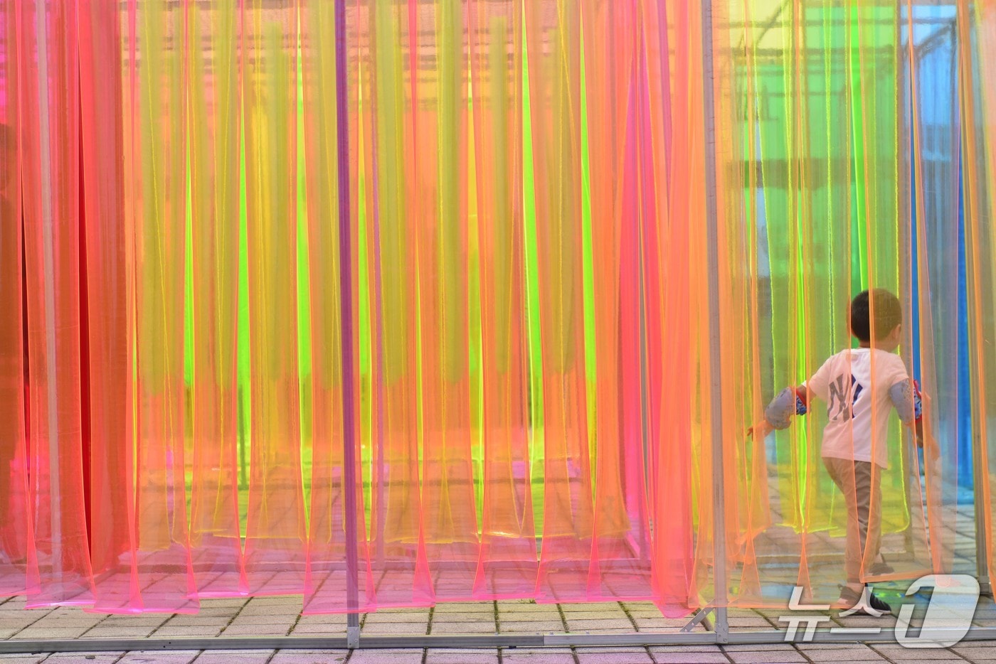 김영현 작가가 설치한 '물, 빛, 그리고' 작품. 2025.9.14/뉴스1 ⓒ News1 이성덕 기자