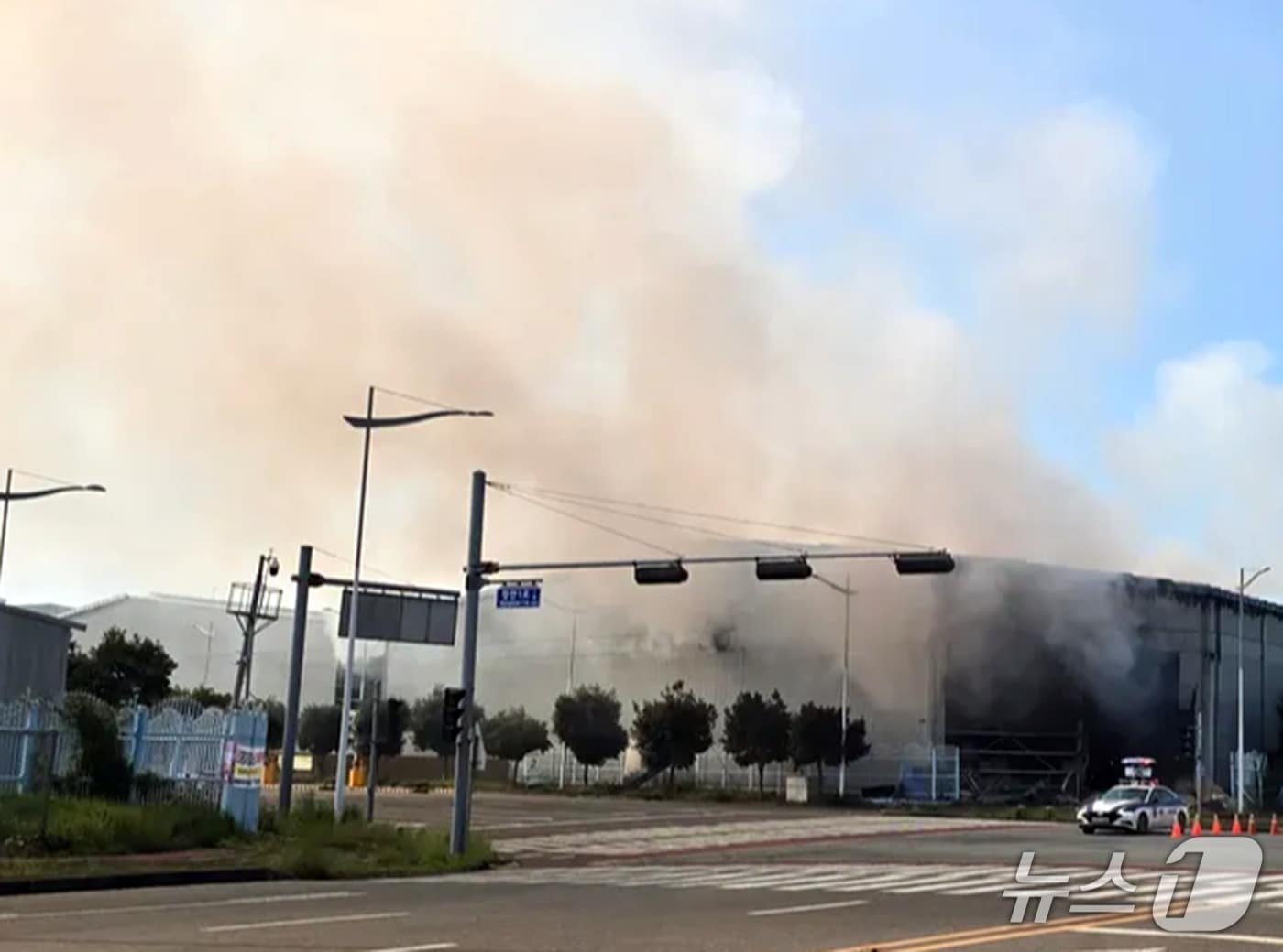 지난 13일 오전 8시 38분쯤 전남 광양시 도이동의 한 폐자재 물류창고에서 불이 난 모습.(독자 제공. 재판매 및 DB 금지)