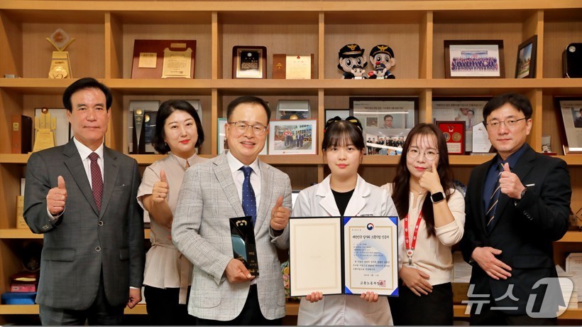 하림이 '2025 대한민국 일자리 으뜸기업'으로 선정된 것을 기념해 관계자들이 기념 촬영을 하고 있다. 정호석 하림 대표이사(왼쪽 세 번째)와 직원들이 대통령 명의의 인증패와 인증서를 들고 있다.(하림 제공. 재판매 및 DB금지)