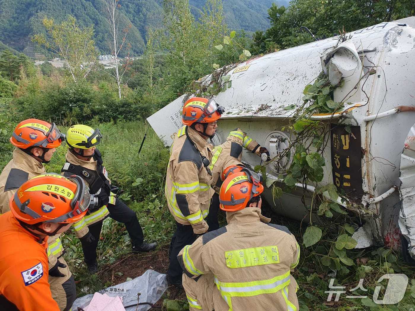 강원 삼척 도계읍 지방도 유류 트럭 추락 현장.&#40;강원도소방본부 제공, 재판매 및 DB 금지&#41; 2025.9.15/뉴스1