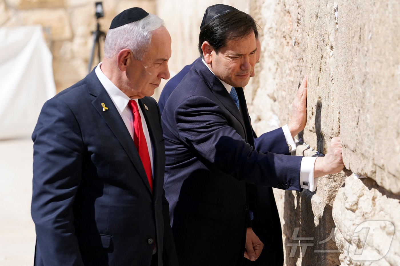 베냐민 네타냐후 이스라엘 총리(왼쪽)와 마코 루비오 미국 국무장관이 14일(현지시간) 예루살렘에 위치한 유대교의 성지 '통곡의 벽'을 방문했다. 2025.9.14 ⓒ 로이터=뉴스1 ⓒ News1 김경민 기자