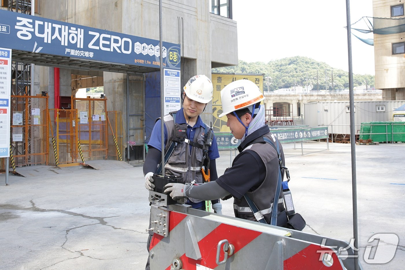한화 건설부문 공사현장에서 근로자들이 스마트 안전진단 장비를 활용해 와이어로프를 점검하는 모습 (한화 건설부문 제공).뉴스1 ⓒ News1
