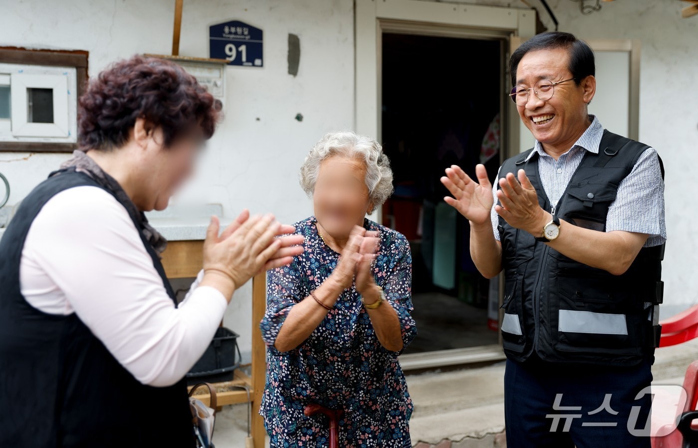 김문근 단양군수와 군민들.(단양군 제공. 재판매 및 DB금지)/뉴스1 