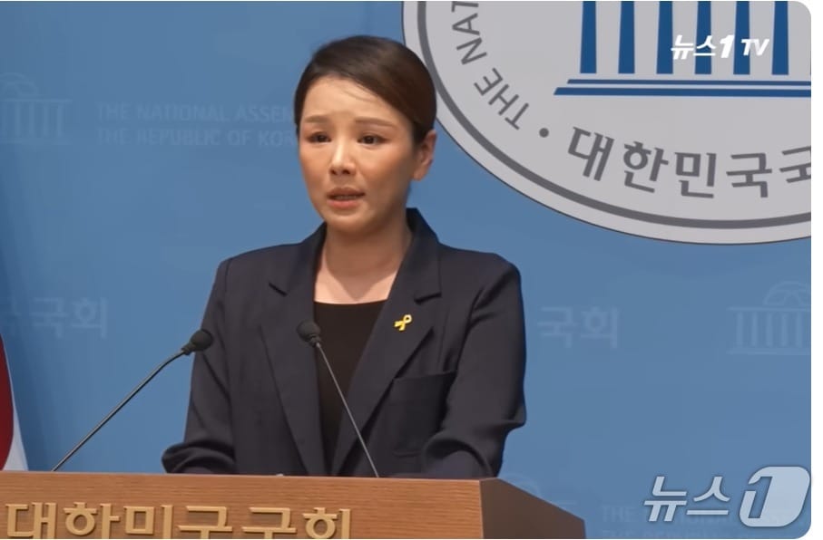  지난 4일 강미정 조국혁신당 대변인인 서울 여의도 국회 소통관에서 당내 성비위 의혹에 대한 당의  소극적 대처에 실망 당을 떠나기로 했다며 눈물의 기자회견을 하고 있는 모습. (뉴스1  TV 갈무리) ⓒ 뉴스1