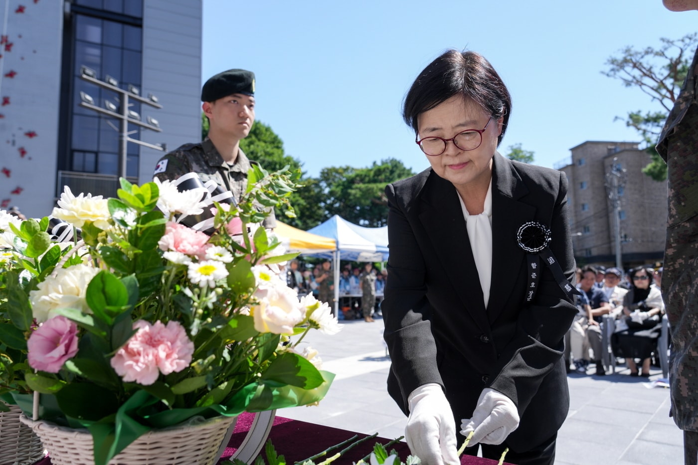 이순희 강북구청장이 11일 우이동 만남의광장에서 열린 함준호 장군 전사지비 이전 추모식에서 헌화를 하고 있다. &#40;강북구 제공&#41;