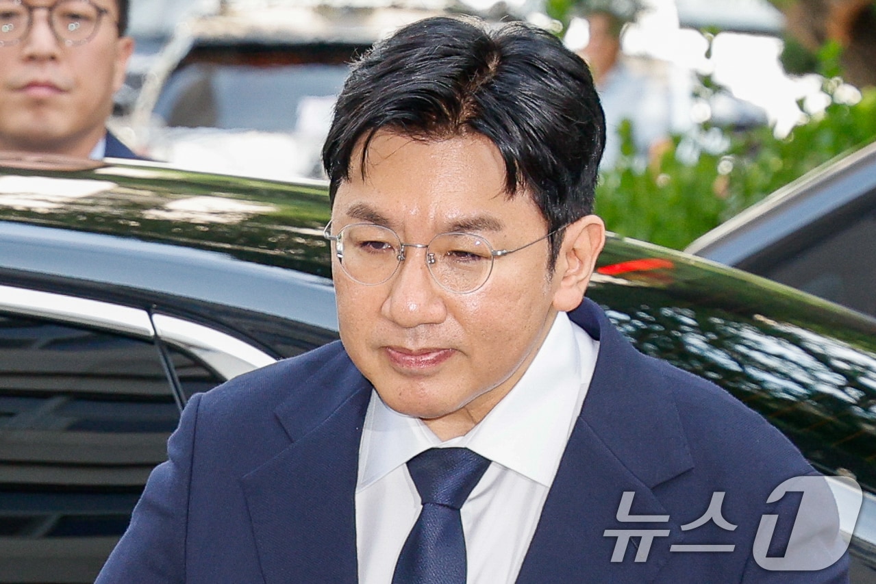 방시혁 하이브 의장이 15일 오전 자본시장법 위반 혐의(사기적 부정거래) 관련 조사를 받기 위해 마포구 서울경찰청 금융범죄수사대에 출석하고 있다. 2025.9.15/뉴스1 ⓒ News1 안은나 기자