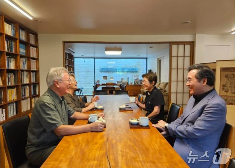 이낙연 전 국무총리는 지난 13일 자신의 SNS에 추석인사차 경남 양산 평산 문재인 전 대통령 부부 사저를 찾았다며 활짝 웃으며 대화하고 있는 사진을 공개했다가 강성 여권 지지자들로부터 비난 세례를 받았다.&#40;SNS 갈무리&#41; ⓒ 뉴스1  