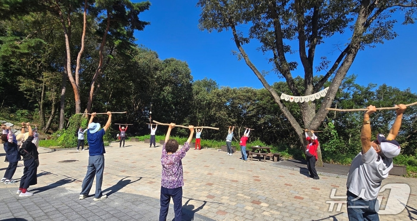 충북 괴산군보건소 치매안심센터는 오는 11월까지 어르신들의 인지기능 향상과 심신 치유를 위한 야외 치유 프로그램 '숲의 쉼'을 운영한다.(괴산군 제공, 재판매 및 DB금지)/뉴스1