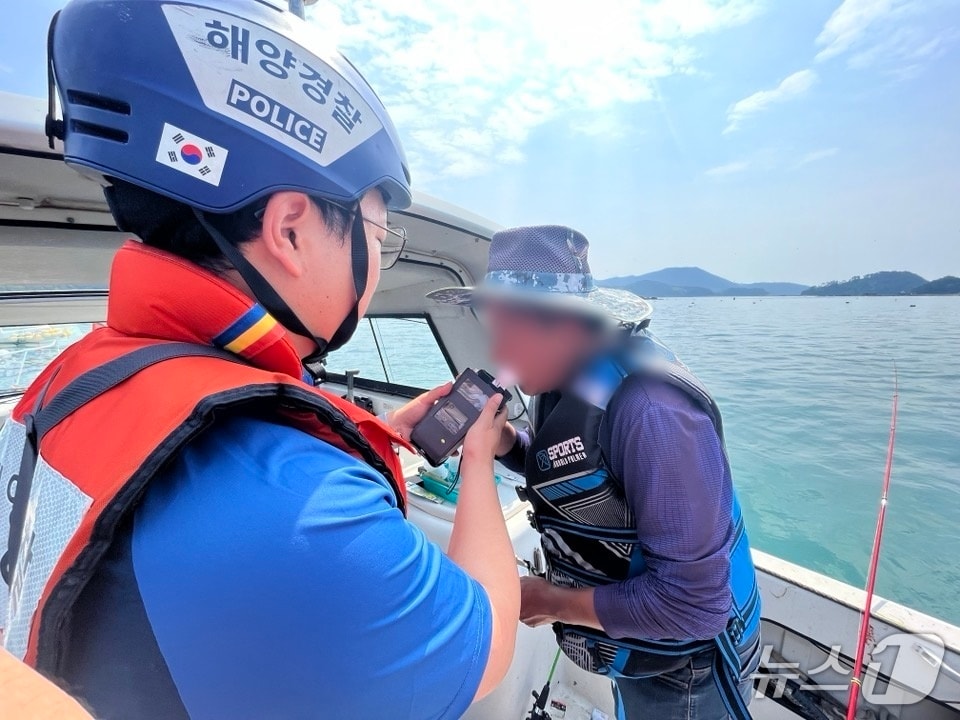 군산해경이 낚시승객에게 음주측정을 하고 있다.(군산해경 제공. 재판매 및 DB금지)