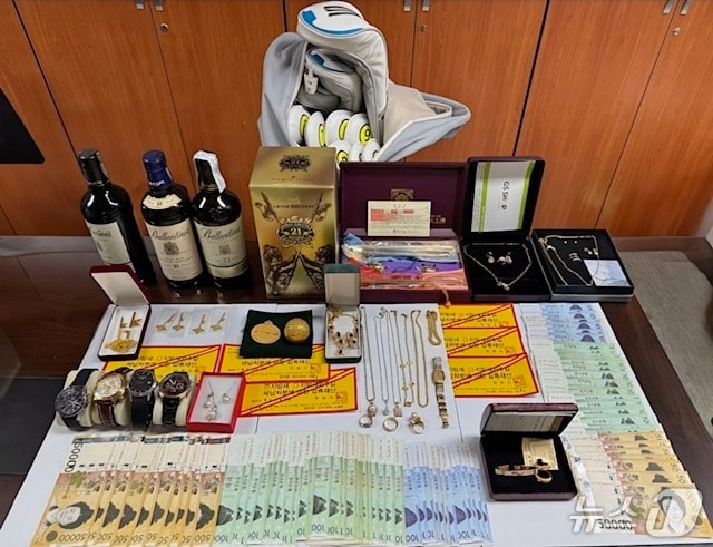 경기 안양시가 지방세 고액체납자 가택수색을 통해 압류한 물품 사진.(안양시 제공. 재판매 및 DB금지)/뉴스1