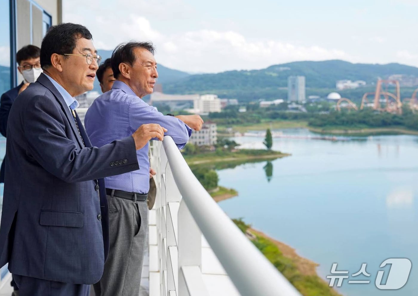 김석기 국민의힘 의원과 주낙영 경주시장이 15일 막바지 공사가 한창인 APEC 정상회의장 등을 점검했다. (경주시 제공, 재판매 및 DB금지) 2025.9.15/뉴스1 