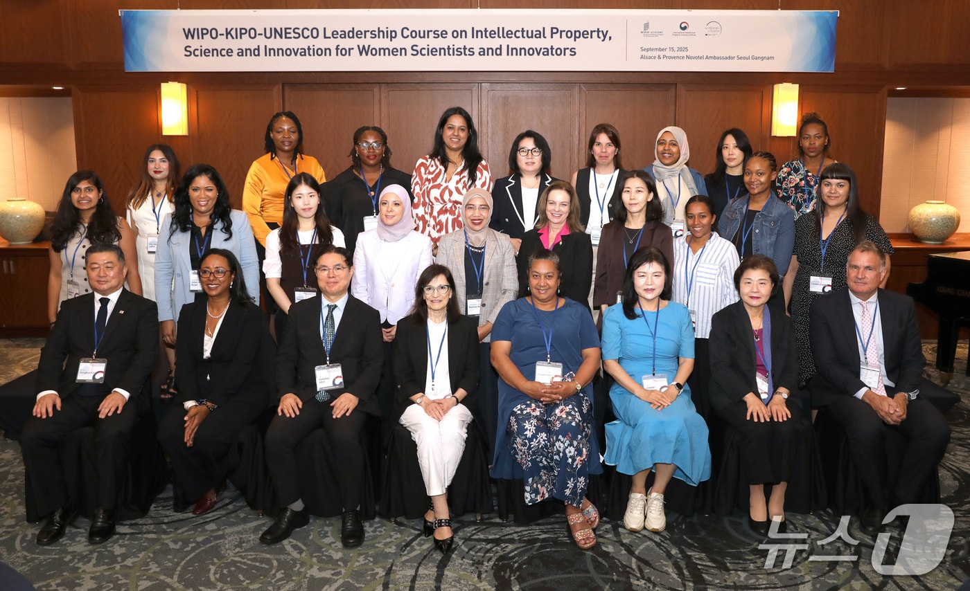 목성호 특허청 차장(앞줄 왼쪽에서 3번째)이 개회식에서 참석자들과 기념 촬영을 하고 있다. (특허청 제공.재판매 및 DB금지)/뉴스1 