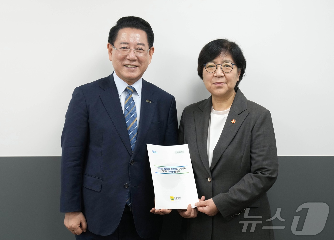 김영록 전라남도지사가 15일 오전 정부서울청사에서 정은경 보건복지부 장관과 면담을 갖고 전남 국립의대 설립 등 전남도 핵심 사업 해결을 위한 건의 및 협조를 요청하고 있다.&#40;전남도 제공. 재판매 및 DB금지&#41; 2025.9.15/뉴스1 ⓒ News1 전원 기자