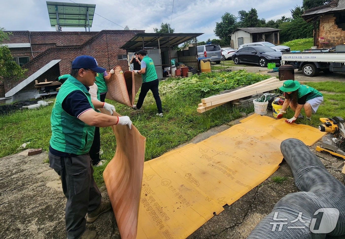 충북 진천군 직장공장새마을운동협의회(회장 고인수)는 이월면의 취약계층 가구를 방문해 주거환경 개선 사업을 진행했다.(진천군 제공, 재판매 및 DB금지)/뉴스1