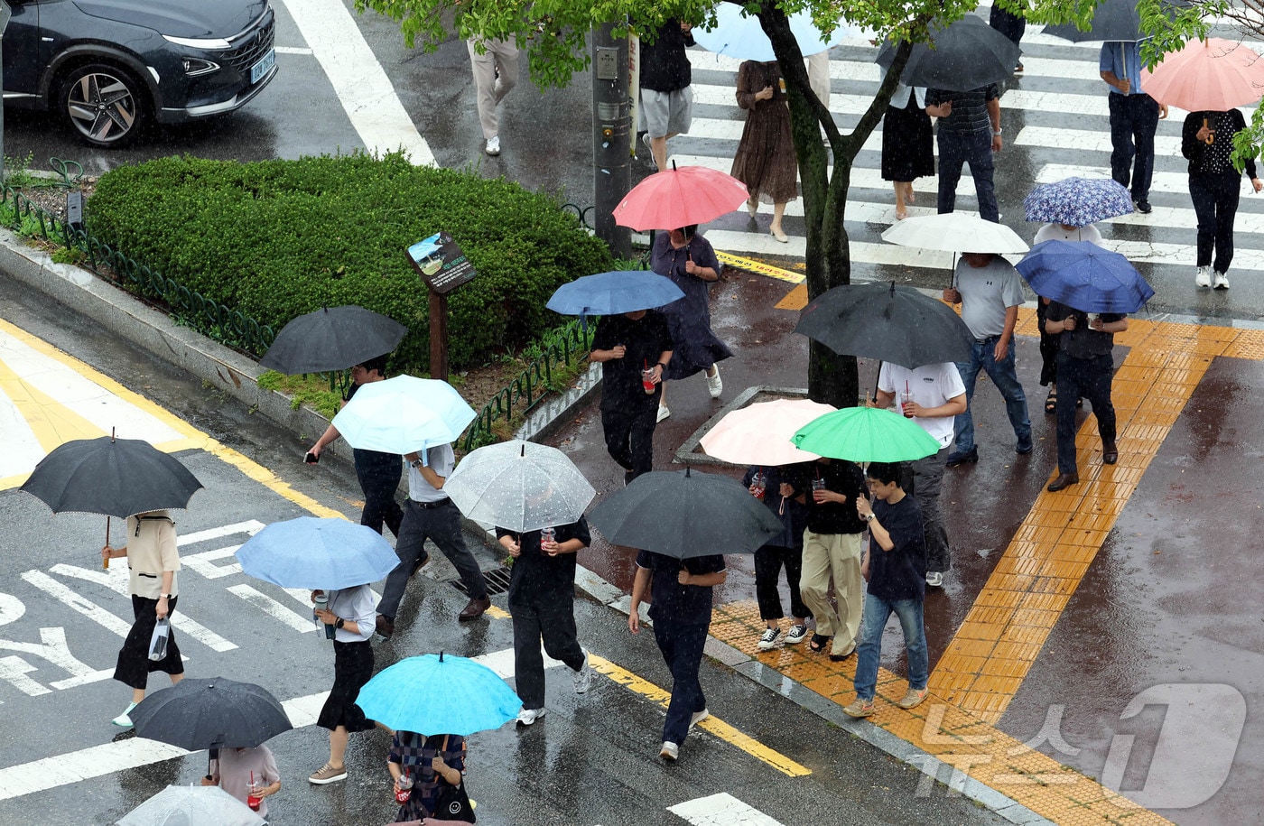 광주 북구청 교차로에 구청 직원들이 우산을 쓰고 이동하고 있다.&#40;광주 북구 제공. 재판매 및 DB 금지&#41;