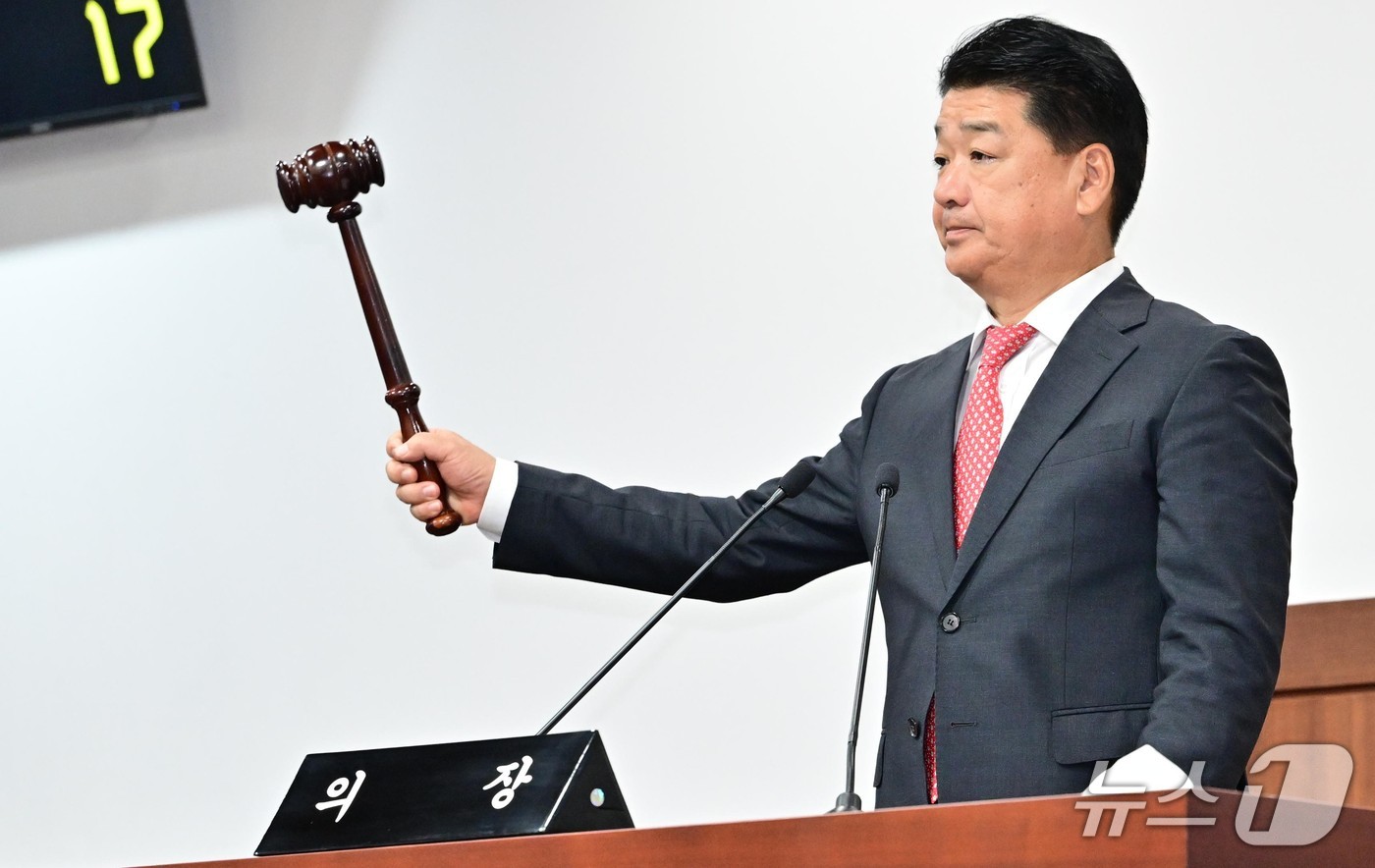 나영민 김천시의장이 15일 임시회 개회를 선언하고 있다. (김천시의회 제공. 재판매 및 DB금지)/뉴스1