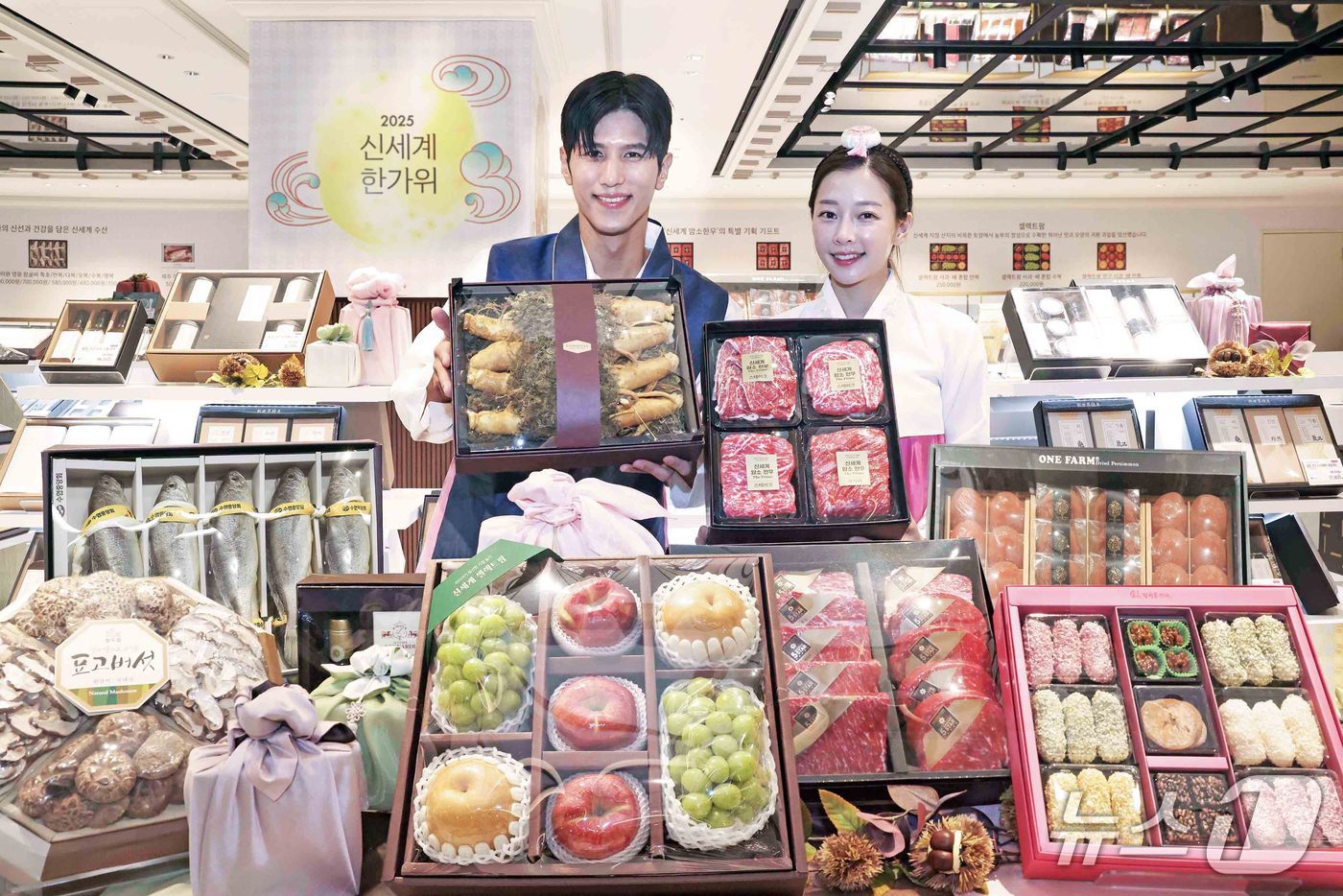 신세계백화점 센텀시티 관계자가 추석 선물세트를 소개하고 있다.(신세계 센텀시티 제공. 재판매 및 DB 금지)