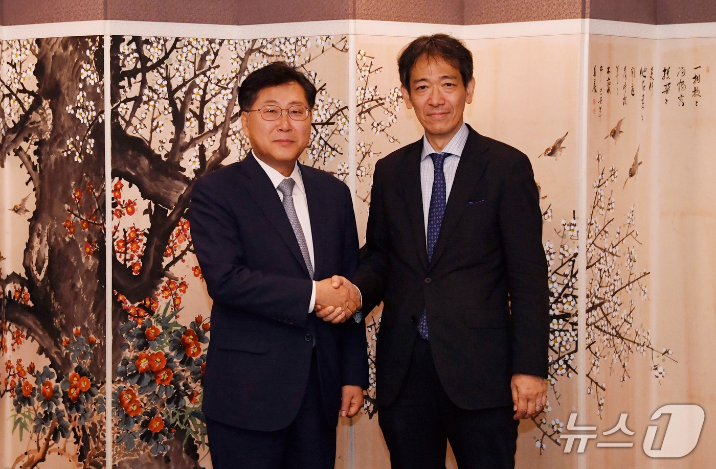 기획재정부는 15일 정부서울청사에서 한-일 재무차관회의가 열렸다고 밝혔다. 사진은 최지영 기재부 국제경제관리관(왼쪽)과 미무라 아츠시 일본 재무성 재무관. (기재부 제공)