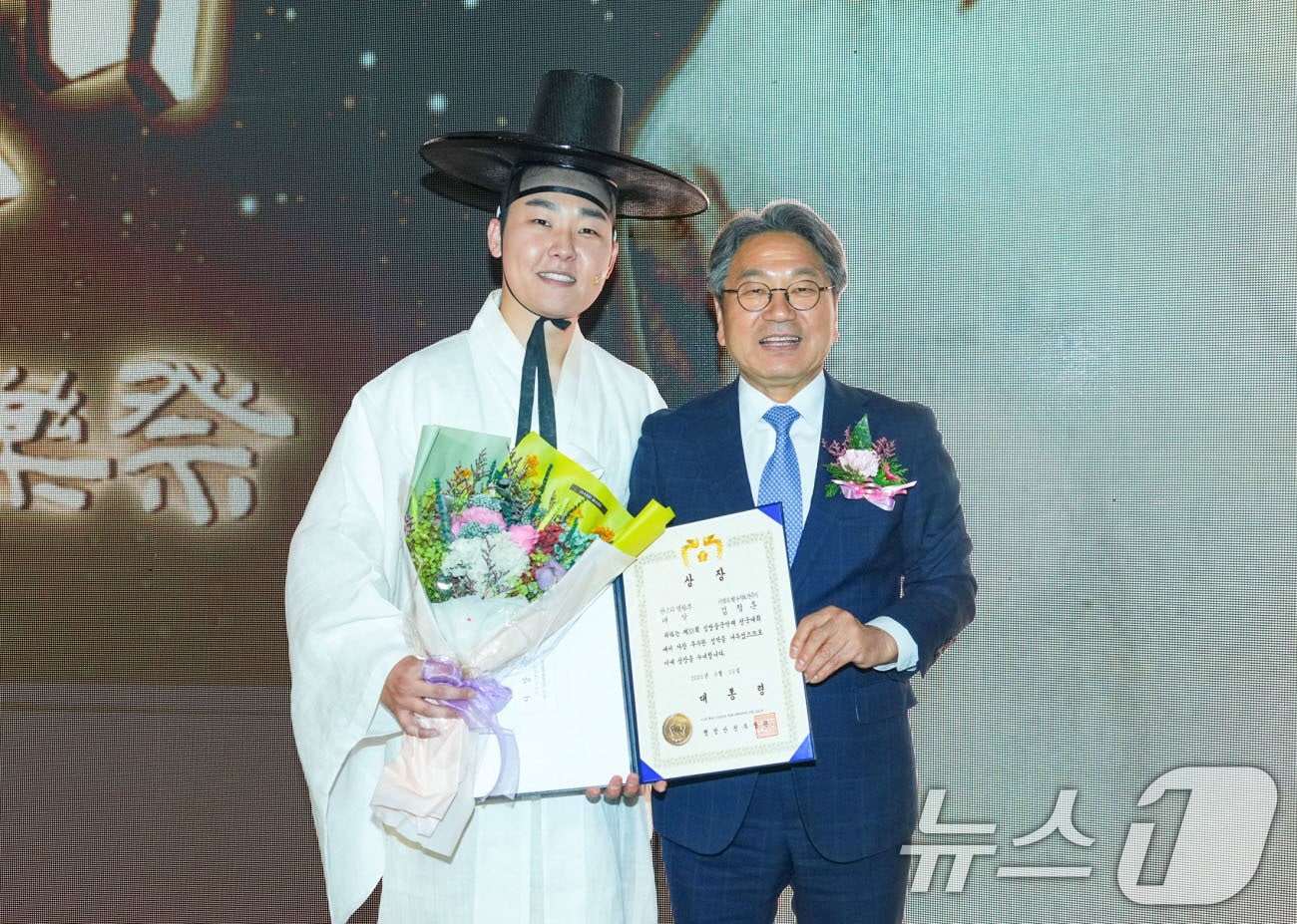 강기정 광주시장이 15일 오후 남구 빛고을시민문화관에서 열린 '제33회 임방울국악제 전국대회 본선 시상식'에 참석해 판소리 명창부 김정훈 씨에게 대통령상을 수여한 후 기념촬영을 하고 있다.(광주시 제공. 재판매 및 DB 금지) ⓒ News1 박준배 기자