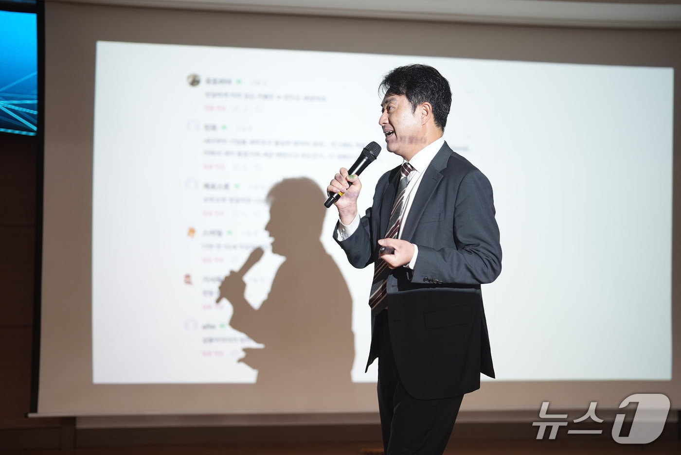 최석 평화통일 원주포럼 사무총장이 지난 12일 강원 원주시청 다목적홀에서 원주시청 공무원노동조합의 조합원들을 대상으로 '당신은 빚에 대해 얼마나 아는가?' 주제의 경제 분야 강의를 진행하는 모습. (원주시청 공무원노동조합 제공. 재판매 및 DB금지) 2025.9.15/뉴스1