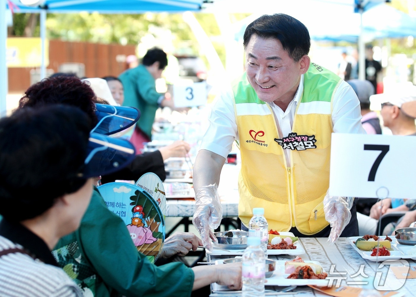 서철모 서구청장이 급식 봉사를 펼치고 있다.(서구 제공. 재판매 및 DB금지)/뉴스1