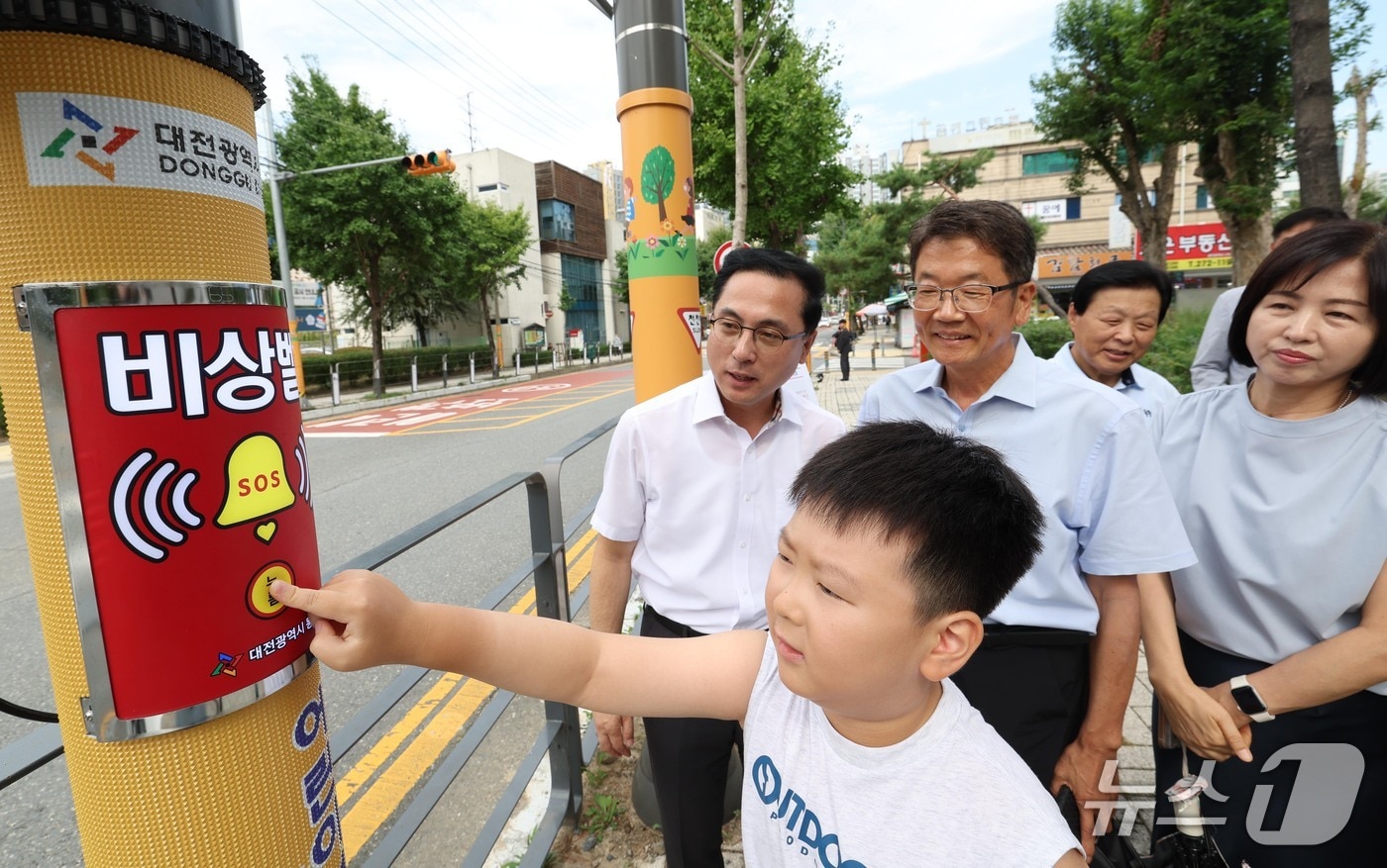 박희조 대전 동구청장이 어린이보호구역 안전시설 운영 현황을 점검하고 있다.(동구 제공. 재판매 및 DB금지)/뉴스1