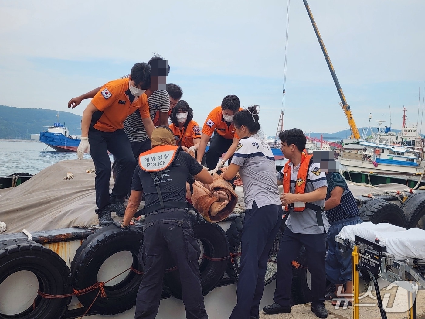 환자가 이송되고 있다.(부산해경 제공. 재판매 및 DB금지)