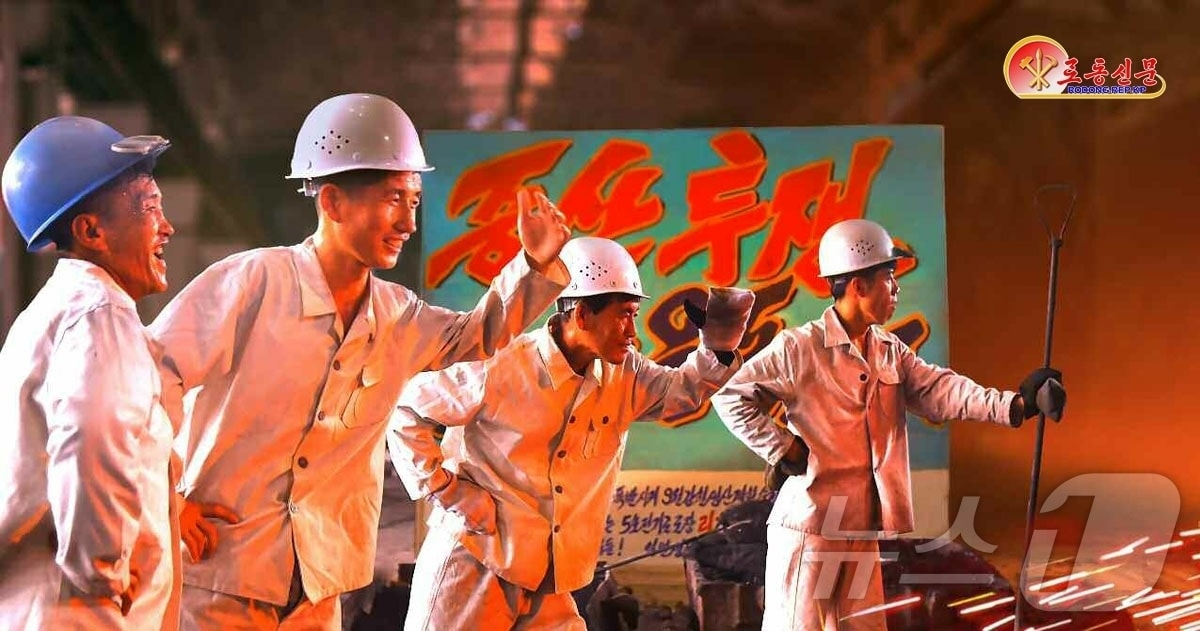 &#40;평양 노동신문=뉴스1&#41; = 북한 노동당 기관지 노동신문은 16일 천리마제강련합기업소 노동자들이 &#34;철강재증산으로 조국번영에 이바지할 열의에 넘쳐있다＂고 보도했다. [국내에서만 사용가능. 재배포 금지. DB 금지. For Use Only in the Republic of Korea. Redistribution Prohibited] rodongphoto@news1.kr