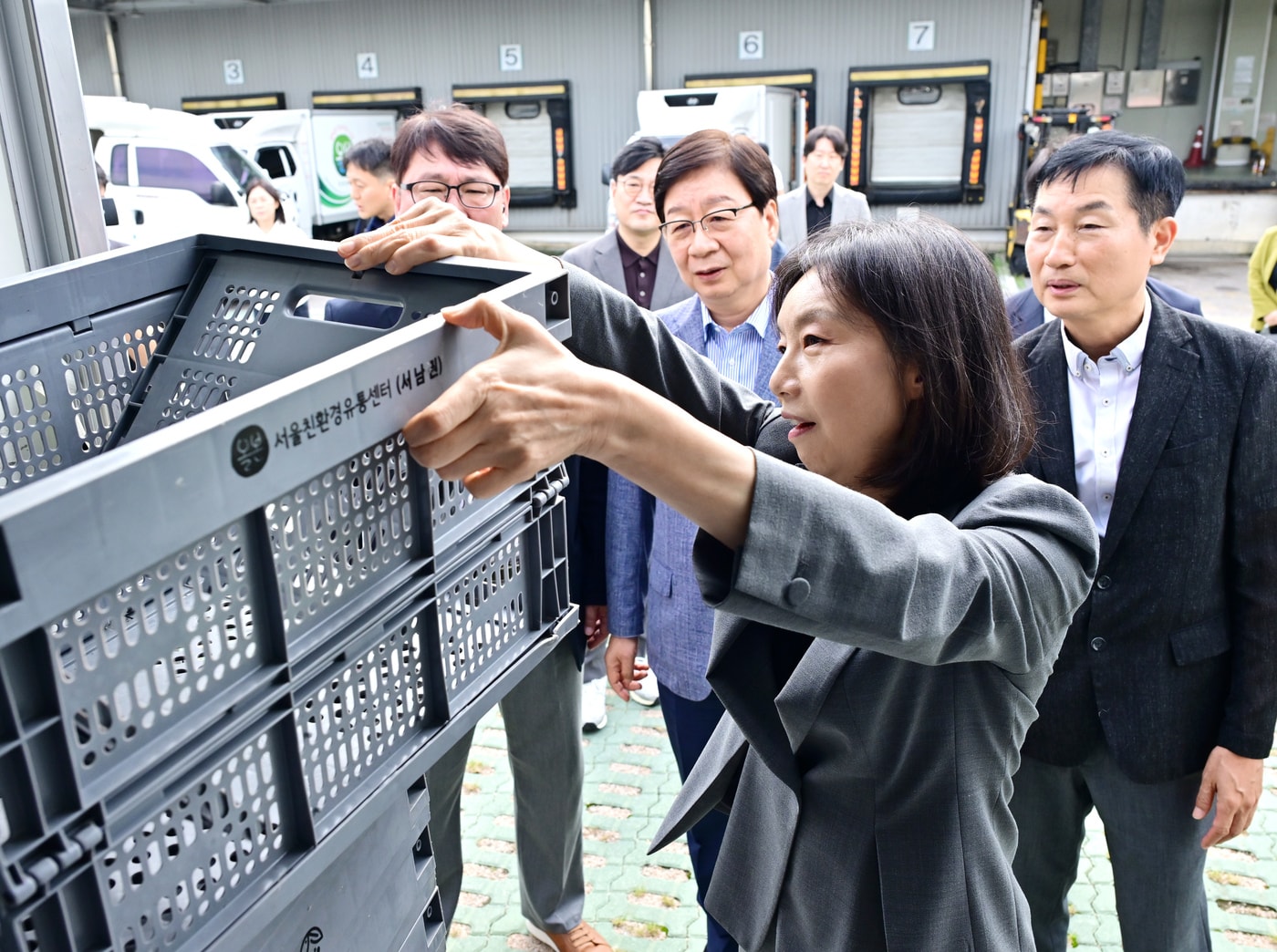 서울친환경유통센터 시설물 점검 중인 최호정 의장(서울시의회 제공)