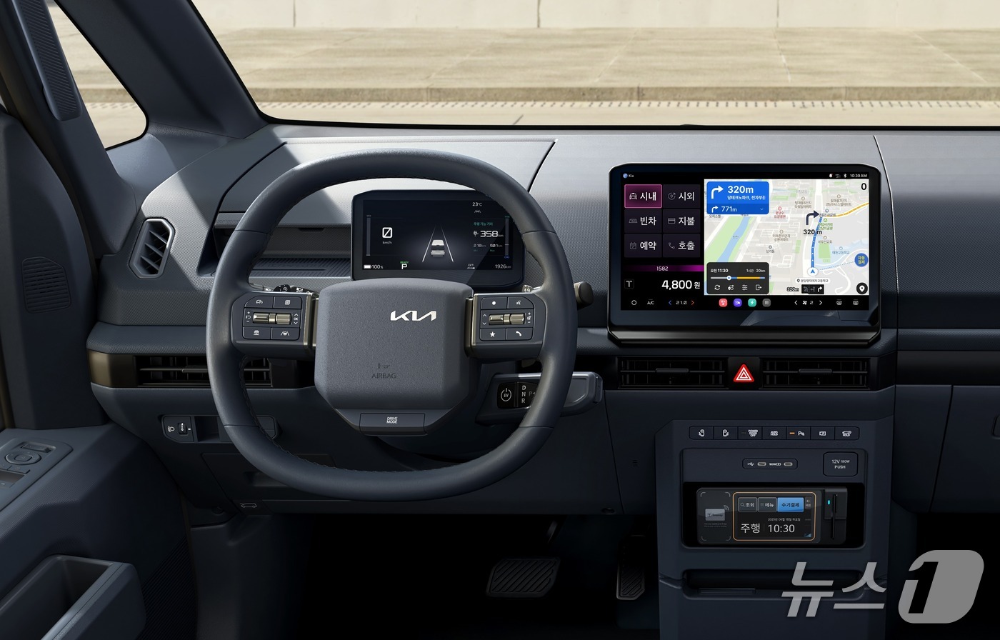 기아가 PV5를 기반으로 한 택시 영업 특화 사양인 ‘올인원 디스플레이 2(All-in-One Display 2)’를 공개했다.